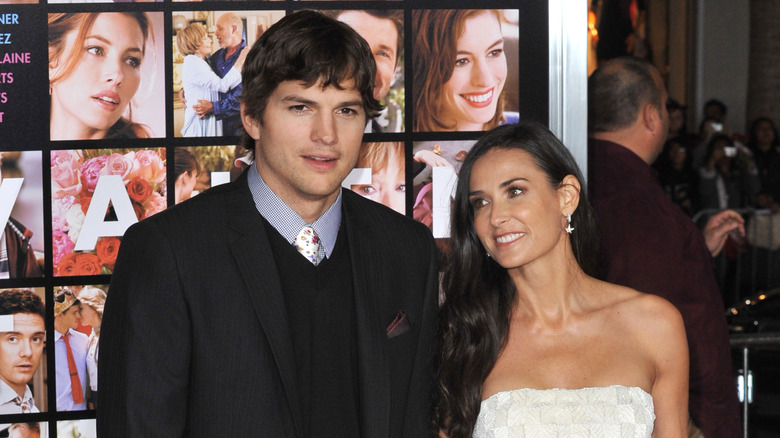 Ashton Kutcher e Demi Moore sorridono 