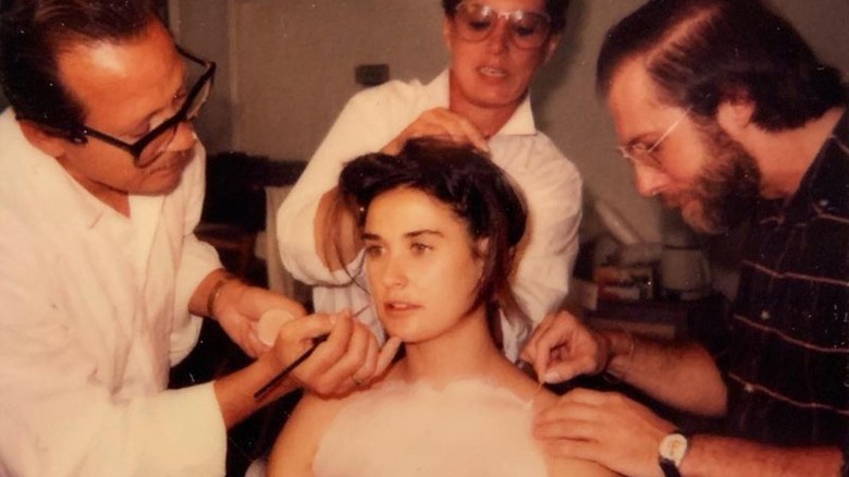 Demi Moore si fa applicare delle protesi sul set 