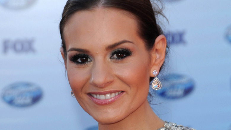 Kara Dioguardi sorride sul red carpet