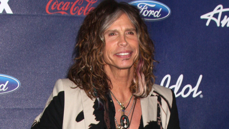 Steven Tyler sorride sul red carpet