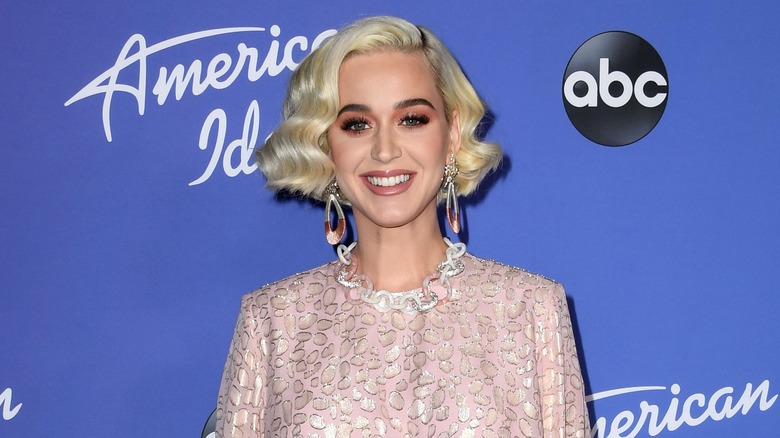 Katy Perry sorride sul red carpet