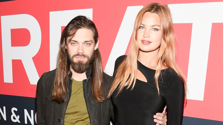 Tom Payne e Jennifer Akerman