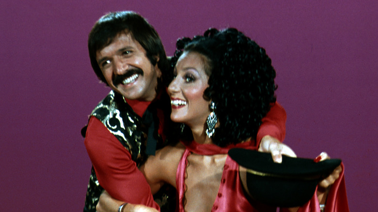 Sonny e Cher sorridono mentre si esibiscono