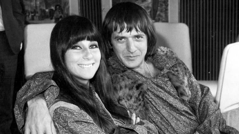 Sonny e Cher sorridono