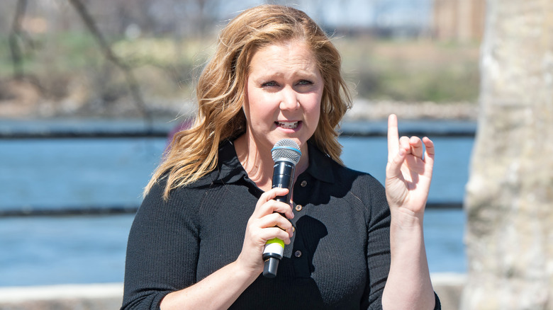 Amy Schumer parla al microfono 