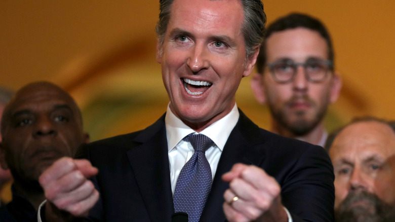 Gavin Newsom parla a un evento