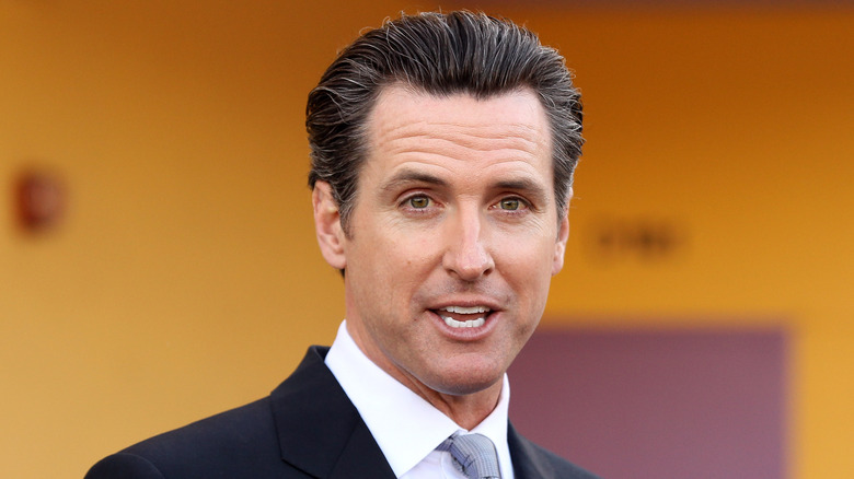 Gavin Newsom parla a una manifestazione elettorale 