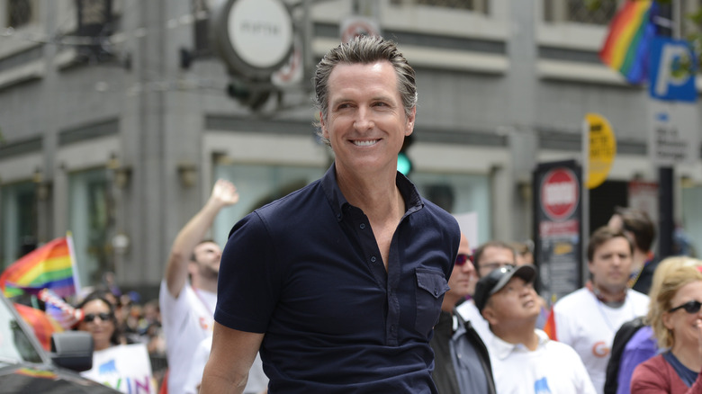 Gavin Newsom sorride a un evento Pride