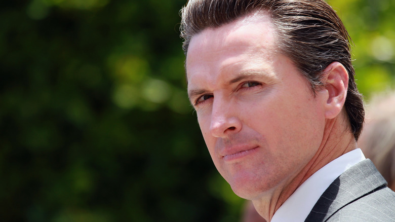 Gavin Newsom fotografato all'esterno