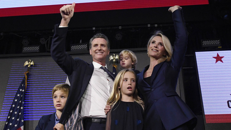 Gavin Newsom con la sua famiglia a un evento politico