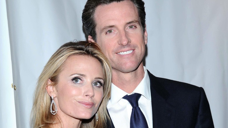 Jennifer Siebel Newsom e Gavin Newsom sorridono