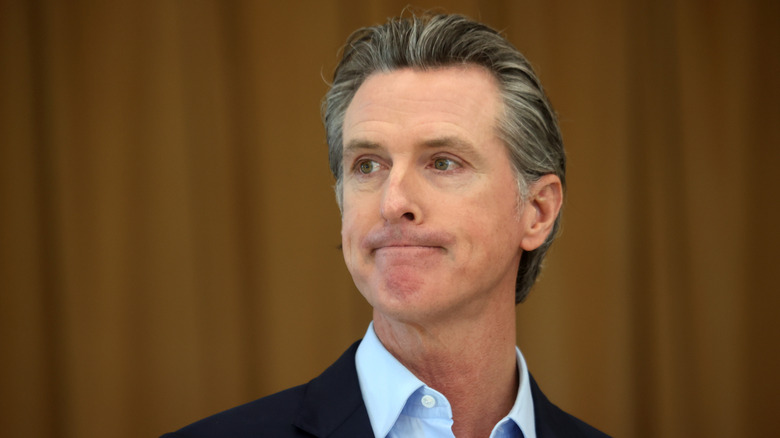 Gavin Newsom accigliato a un evento