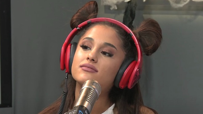 Ariana Grande indossa le cuffie