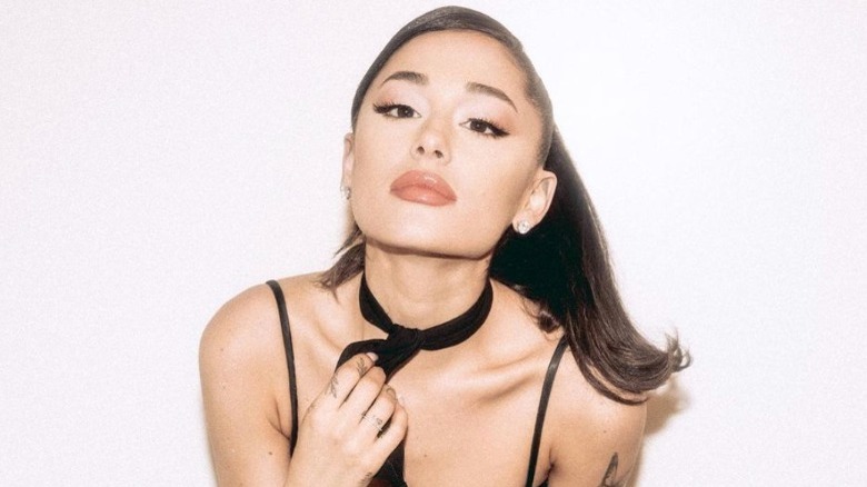 Ariana Grande indossa un foulard nero al collo