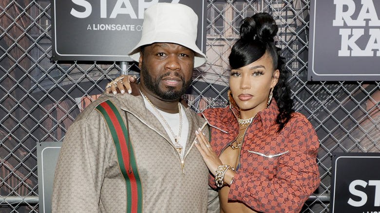 50 Cent e Jamira Haines vestiti con abiti anni '80