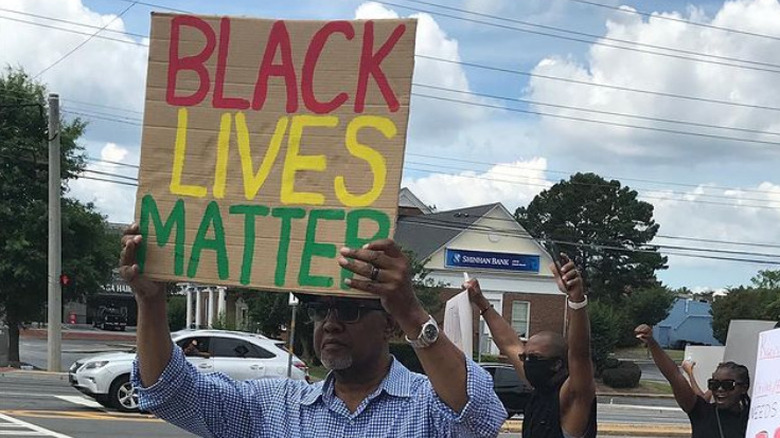 Gregg Leakes con un cartello "Black Lives Matter"