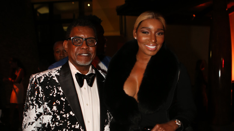 Gregg Leakes sorride con NeNe Leakes