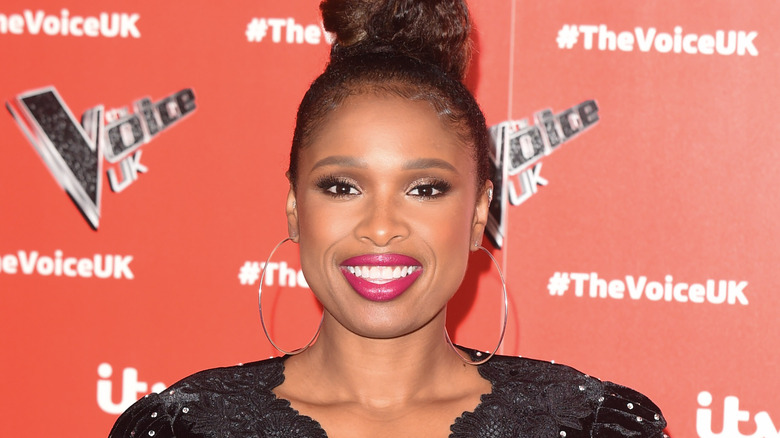 Jennifer Hudson sorride sul red carpet di The Voice UK