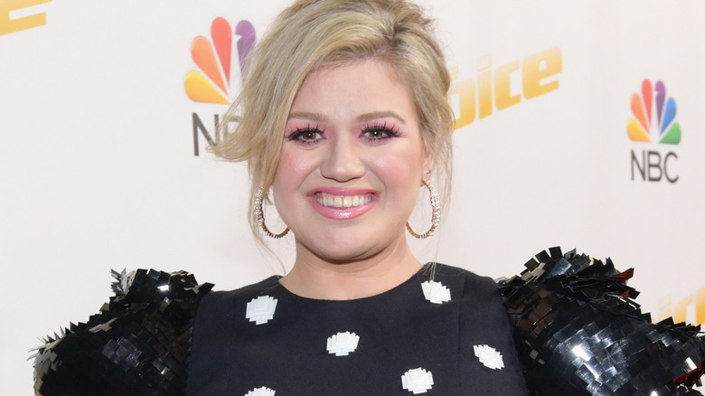 Kelly Clarkson sorride all'evento stampa per The Voice