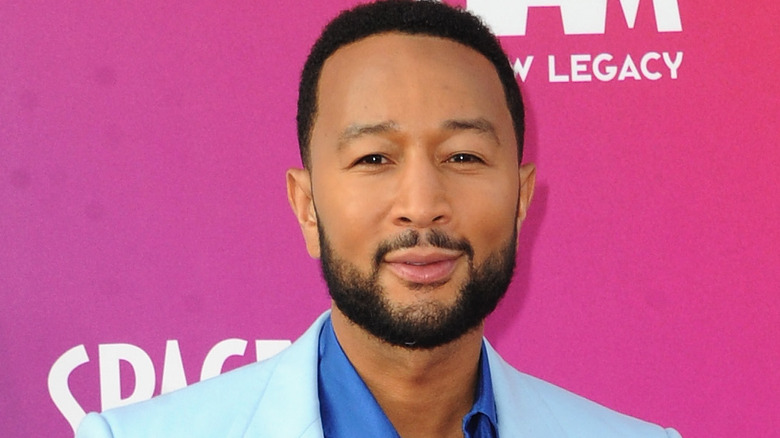 John Legend sta a guardare