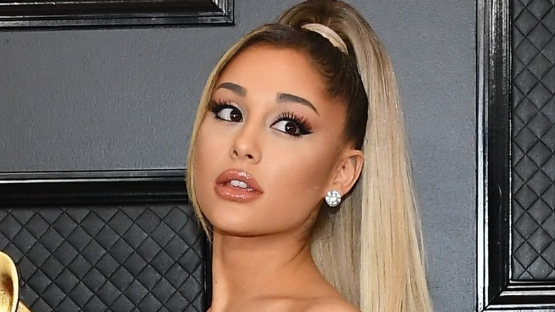 Ariana Grande posa ai Grammy