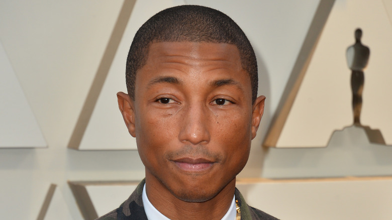 Pharrell Williams posa sul red carpet degli Oscar