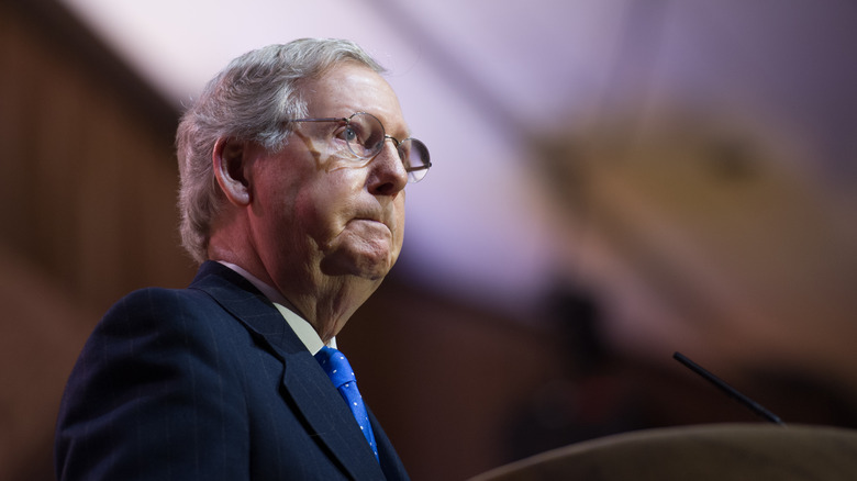 Mitch McConnell sul podio