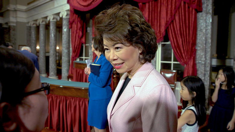 Elaine Chao sorride