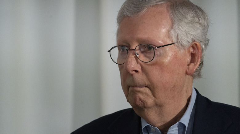  Mitch McConnell accigliato