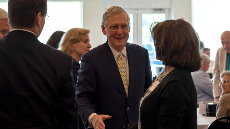 Mitch McConnell si stringe la mano