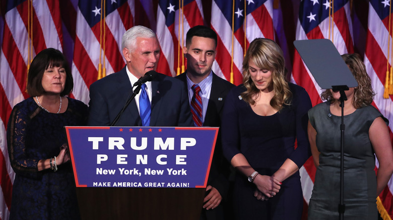 Mike Pence fa una campagna con la famiglia sul podio