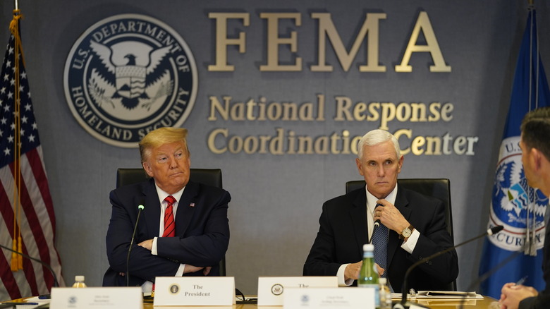 Donald Trump e Mike Pence al tavolo delle riunioni della FEMA