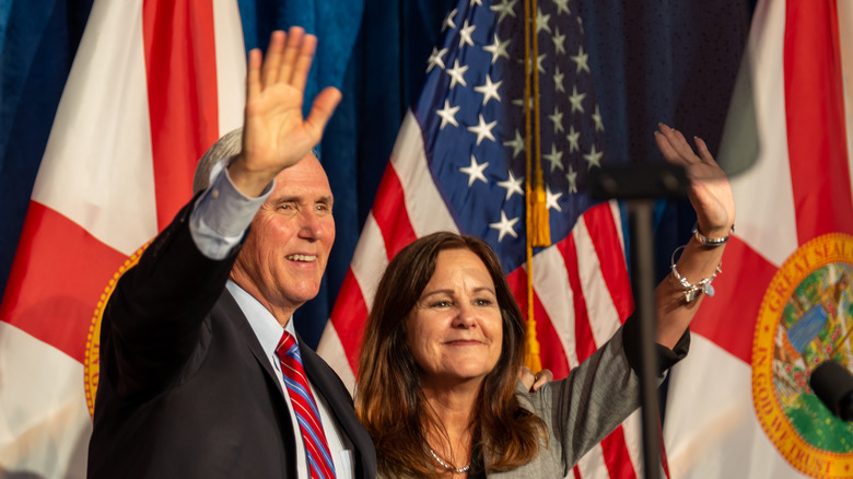 Mike Pence e Karen Pence salutano