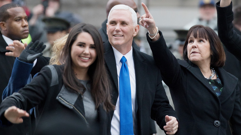 Audrey Pence cammina con i genitori Mike e Karen Pence