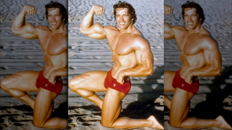 Arnold Schwarzenegger si flette sulla spiaggia