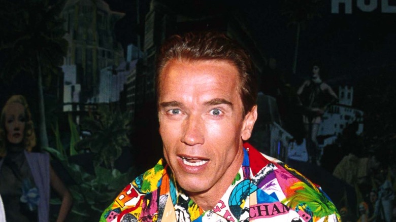 Arnold Schwarzenegger in una camicia a fantasia colorata