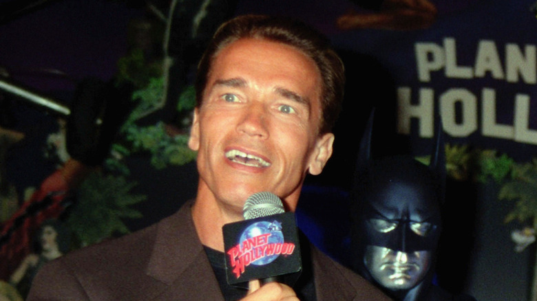 Arnold Schwarzenegger in un Planet Hollywood