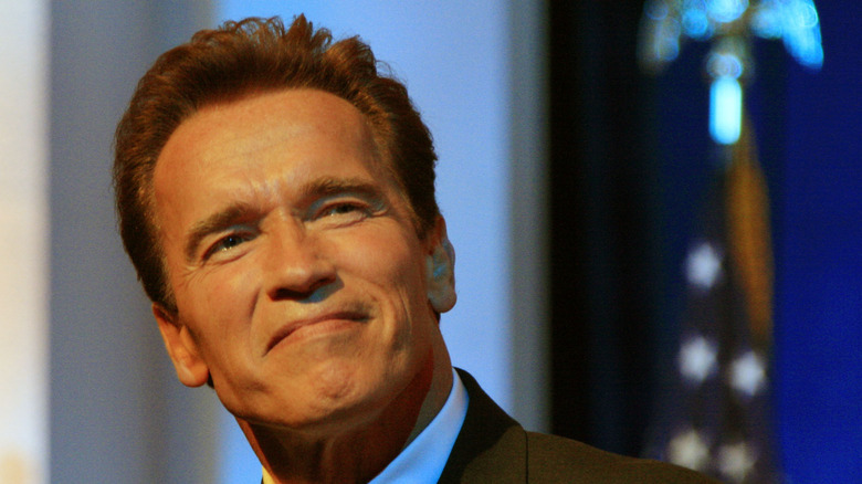 Arnold Schwarzenegger in completo