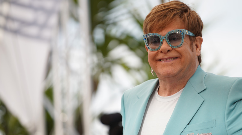 Elton John sorride