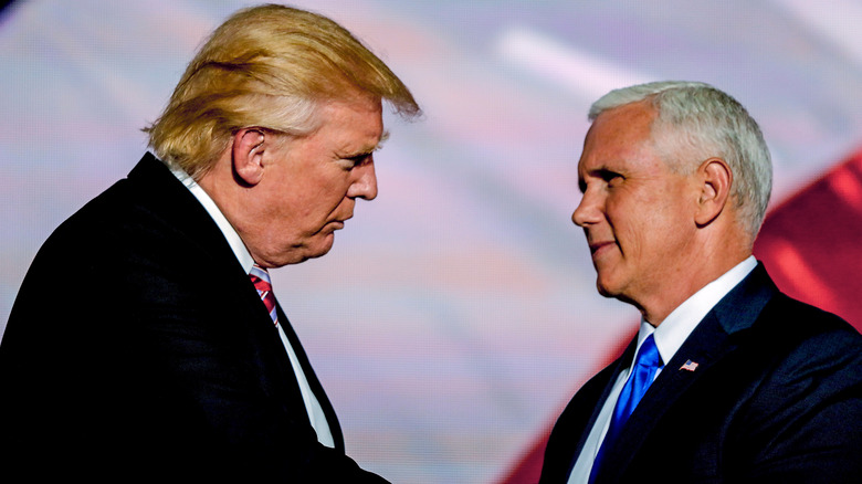 Donald Trump e Mike Pence si stringono la mano