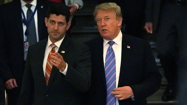 paul ryan indicando e camminando con donald trump