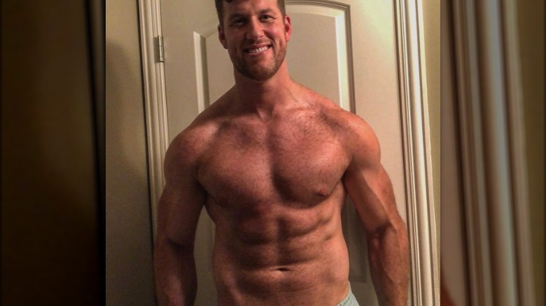 Clayton Echard a torso nudo