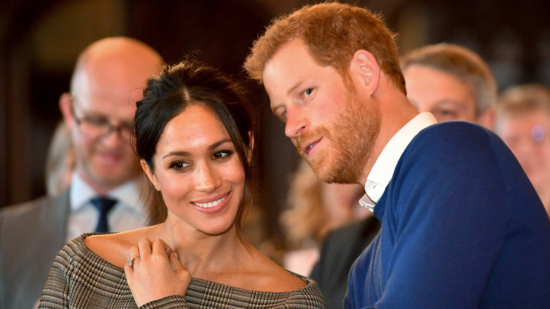 Il principe Harry parla con Meghan Markle