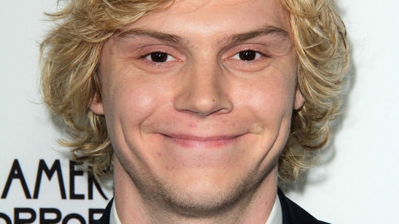 Evan Peters in posa