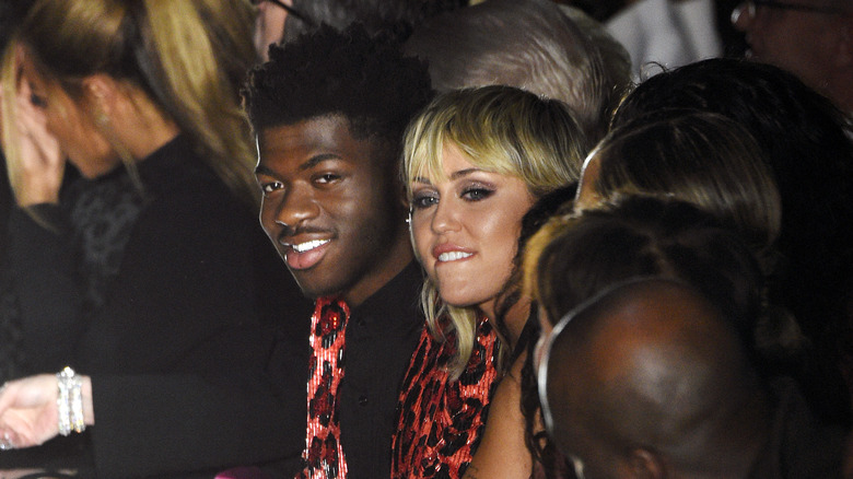 Lil Nas X e Miley Cyrus sorridono