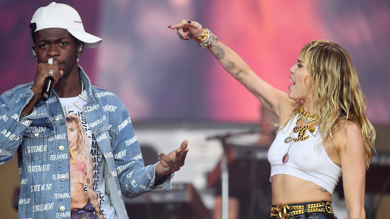 Lil Nas X canta con Miley Cyrus