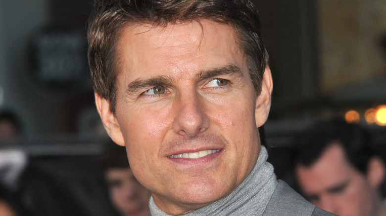 Tom Cruise guarda di lato