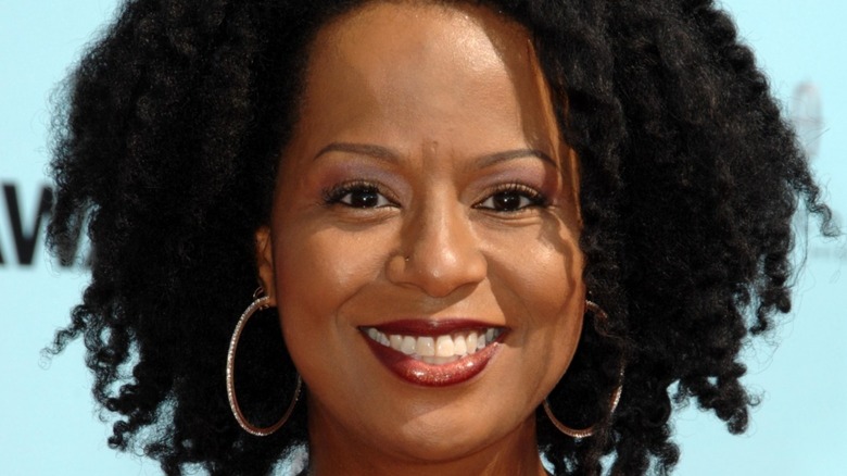 Tempestt Bledsoe sorridente