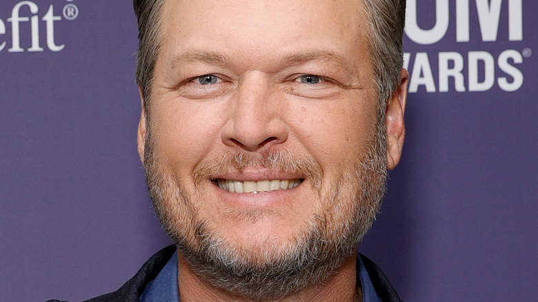 Blake Shelton sorride