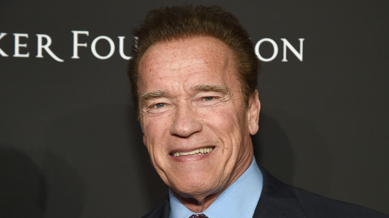 Arnold Schwarzenegger con un mezzo sorriso